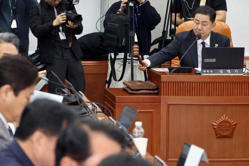 [서울=뉴시스] 김금보 기자 = 김병기 국회 운영위원회 위원장이 지난 5일 서울 여의도 국회에서 열린 국가인권위원회에 대한 국정감사에서 의사봉을 두드리고 있다. 2025.11.05. kgb@newsis.com