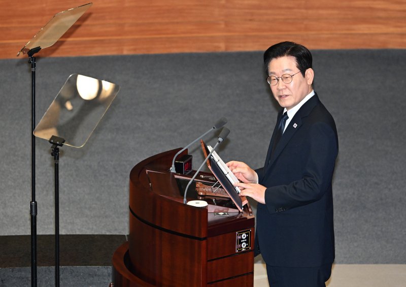 [서울=뉴시스] 국회사진기자단= 이재명 대통령이 4일 오전 서울 여의도 국회 본회의장에서 2026년도 예산안 관련 시정연설을 하고 있다.2025.11.04. photo@newsis.com