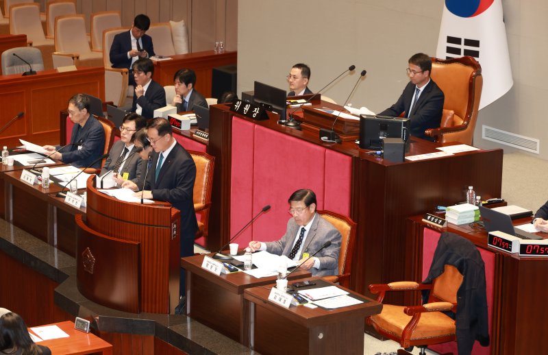 [서울=뉴시스] 고승민 기자 = 김대종 세종대학교 경영학부 교수가 5일 서울 여의도 국회에서 열린 예산결산특별위원회의 2026년도 예산안 및 기금운용계획안에 대한 공청회에서 발언하고 있다. 2025.11.05. kkssmm99@newsis.com