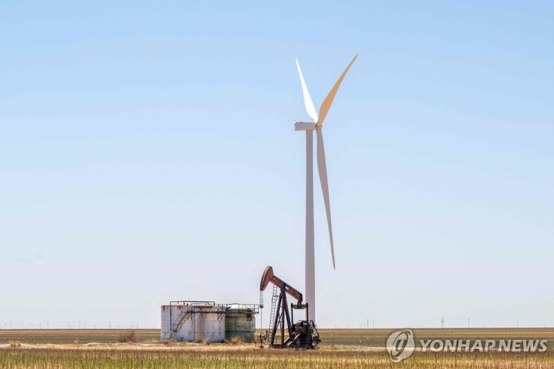 미국 텍사스주 클로즈시티 들판의 오일 펌프잭 (출처=연합뉴스)
