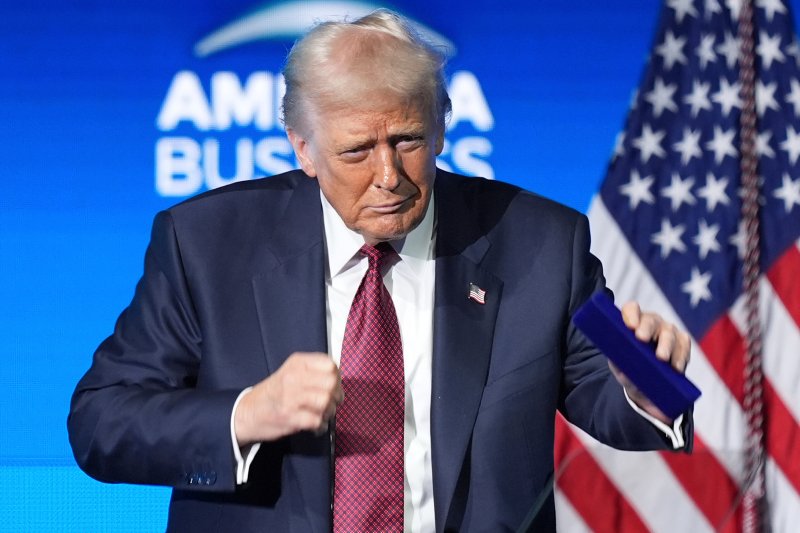 미국의 도널드 트럼프 대통령이 5일(현지시간) 미국 플로리다주 마이애미 카세야 센터에서 열린 '아메리카 비즈니스 포럼'에서 연설하고 있다.AP뉴시스