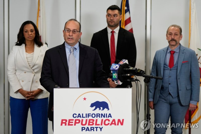 캘리포니아주 연방하원 선거구 조정안에 소송전 발표하는 공화당 인사들 (출처=연합뉴스)