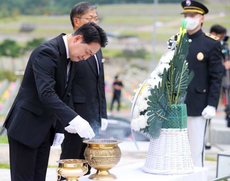 장동혁 국민의힘 당대표가 24일 대전 유성구 국립대전현충원 제2연평해전 묘역에서 참배하고 있다 2025.9.24/뉴스1 ⓒ News1 김기태 기자