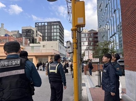 [서울=뉴시스] 경찰이 핼러윈을 앞두고 인파 밀집 구간 안전시설물을 점검하고 있다. 사진은 서울 성동구 성수동 일대에서 비상벨을 추가 설치하는 모습. (사진=서울경찰청 제공) 2025.10.29. photo@newsis.com