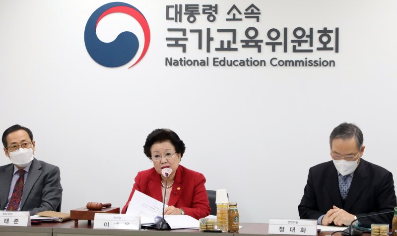 이배용 당시 국가교육위원회 위원장이 2023년 1월 17일 오후 서울 종로구 세종대로 정부서울청사에서 열린 국가교육위원회 제8차 전체회의에서 모두 발언을 하고 있다. 2023.1.17/뉴스1 ⓒ News1 김명섭 기자