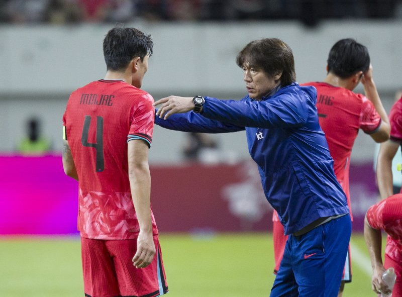 [서울=뉴시스] 김근수 기자 = 지난달 14일 오후 서울 마포구 서울월드컵경기장에서 열린 하나은행 초청 축구국가대표팀 친선경기 대한민국과 파라과이의 경기 후반 홍명보 대한민국 축구국가대표팀 감독이 에볼루션 바카라 무료와 대화를 나누고 있다. 2025.10.14. ks@newsis.com