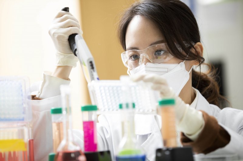 [서울=뉴시스] 치료 범위 확장 가능성이 큰 'FcRn 항체' 기술이 차세대 치료 전략으로 주목받아 국내외 바이오 기업들에서 개발에 나섰다. 셀트리온 연구원 모습. (사진=뉴시스 DB) photo@newsis.com