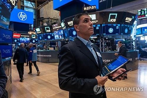 뉴욕증권거래소의 트레이더 (출처=연합뉴스)