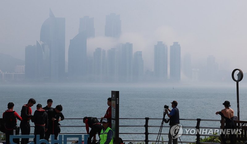 안개 낀 해운대 (출처=연합뉴스)