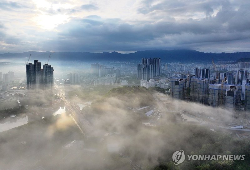 안개 내려앉은 춘천 (출처=연합뉴스)