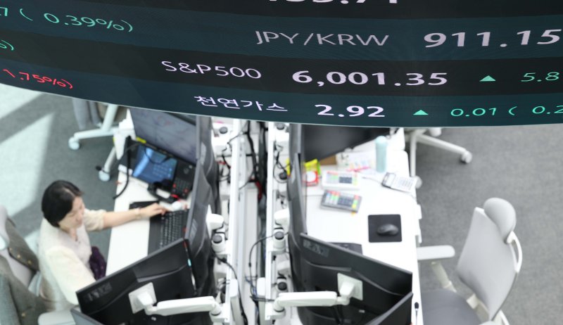 [서울=뉴시스] 5일(현지 시간) CNBC에 따르면 S&P500 지수는 0.36% 오른 6795.98에 장을 마감했고, 나스닥 종합지수는 0.65% 상승한 2만3499,80에 장을 마쳤다. 다우지수는 0.48% 오른 4만7311을 기록했다. 사진은 서울 중구 하나은행 딜링룸에서 직원들이 업무를 보고 있다. 2025.11.06.