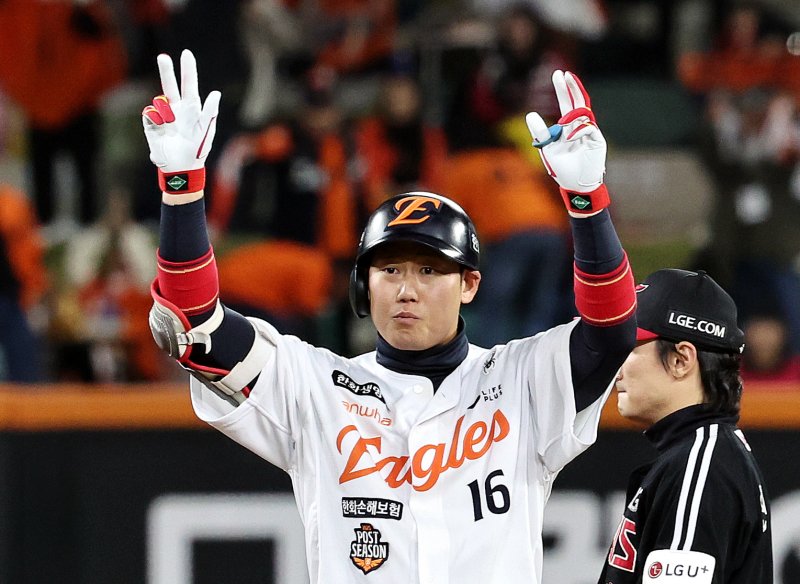 31일 대전 한화생명볼파크에서 열린 프로야구 2025 신한 SOL뱅크 KBO 포스트시즌 한국시리즈 5차전 LG 트윈스와 한화 이글스의 경기, 2회말 무사 1루 한화 하주석이 2루타를 치고 세리머니하고 있다. 2025.10.31/뉴스1 ⓒ News1 구윤성 기자