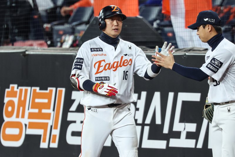 30일 대전 한화생명볼파크에서 열린 프로야구 2025 신한 SOL뱅크 KBO 포스트시즌 한국시리즈 4차전 LG 트윈스와 한화 이글스의 경기, 4회말 1사 2,3루 상황에서 한화 하주석이 3루 주자를 불러들이는 땅볼을 치고 더그아웃으로 들어오며 동료들과 기쁨을 나누고 있다. 2025.10.30/뉴스1 ⓒ News1 김도우 기자
