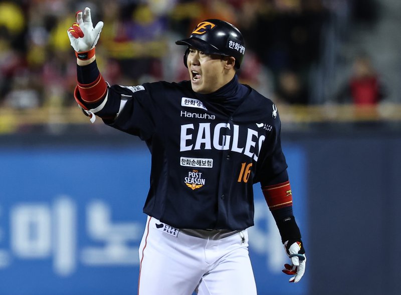 27일 서울 잠실야구장에서 열린 프로야구 2025 신한 SOL뱅크 KBO 포스트시즌 한국시리즈 2차전 한화 이글스와 LG 트윈스의 경기, 1회초 1사 2루상황에서 한화 하주석이 적시타를 치고 기뻐하고 있다. 2025.10.27/뉴스1 ⓒ News1 김도우 기자