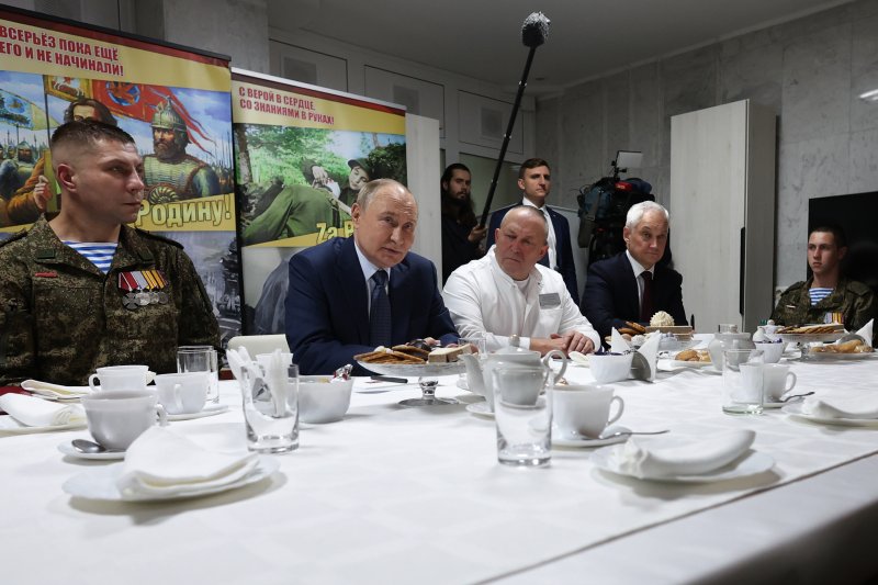 [모스크바=AP/뉴시스] 블라디미르 푸틴(왼쪽 두 번째) 러시아 대통령이 지난달 29일(현지 시간) 모스크바에 있는 군병원에서 우크라이나 특별군사작전 참전 군인들과 이야기를 나누고 있다. 2025.11.06.