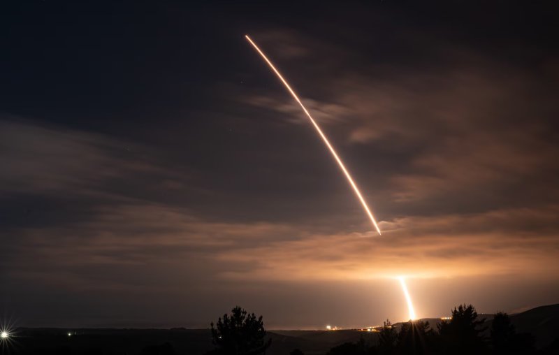 [서울=뉴시스] 미국이 5일(현지 시간) 무탄두 대륙간탄도미사일(ICBM) '미니트맨3'을 시험 발사했다. 도널드 트럼프 미국 대통령이 핵실험 재개를 지시한 지 6일 만이다. (사진=반덴버그 기지 웹사이트 갈무리) 2025.11.06. *재판매 및 DB 금지 *재판매 및 DB 금지