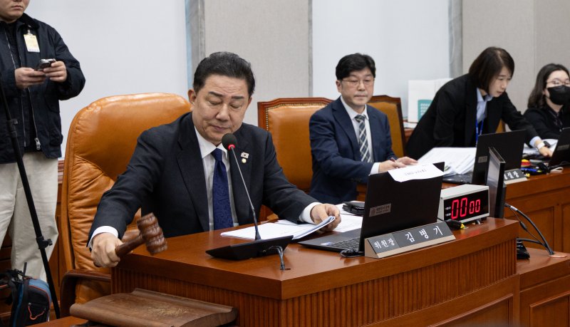5일 서울 여의도 국회 운영위원회에서 열린 국가인권위원회에 대한 국정감사에서 김병기 위원장이 의사봉을 두드리고 있다. 2025.11.5/뉴스1 ⓒ News1 이승배 기자