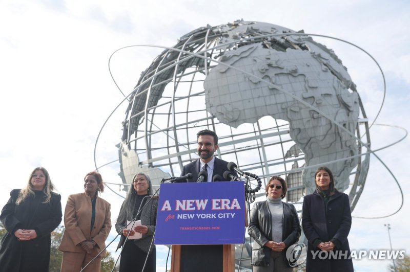 대형 지구본 조형물 앞에서 회견하는 맘다니 뉴욕시장 당선인 (출처=연합뉴스)