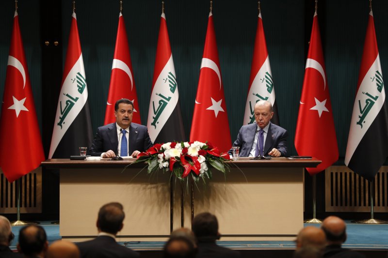 [앙카라=AP/뉴시스] 레제프 타이이프 에르도안(오른쪽) 튀르키예 대통령과 무함마드 시아 알수다니 바카라 카지노 총리가 5월 8일 앙카라 대통령궁에서 양국 간 양해각서(MOU)를 체결하고 있다. 2025. 11.06.