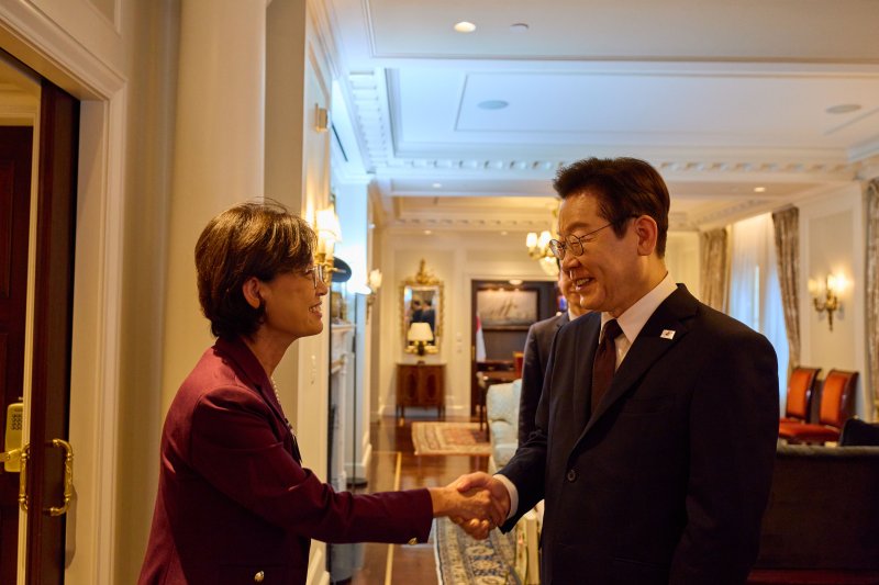 [뉴욕=뉴시스] 최동준 기자 = 이재명 대통령이 지난 9월 22일(현지 시간) 미국 뉴욕의 한 호텔에서 외무위 동아태소위원장 영 킴 하원의원과 인사하고 있다. (공동취재) 2025.09.23. photocdj@newsis.com