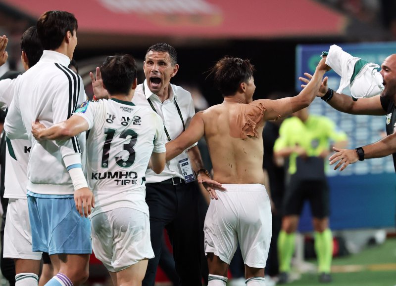 선수들과 함께 기뻐하는 거스 포옛 감독(가운데). 2025.7.2/뉴스1 ⓒ News1 오대일 기자