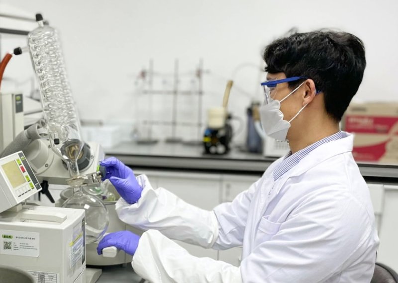 유빅스테라퓨틱스 연구원이 물질분석 연구를 하고 있다.(유빅스테라퓨틱스 제공)/뉴스1