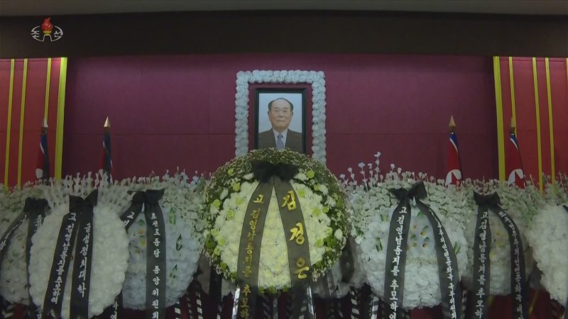 [서울=뉴시스] 북한 조선중앙TV는 지난 4일 당 ,정권,무력기관,성,중앙기관의 간부들이 바카라 용어 전 최고인민회의 상임위원장 빈소를 찾아 조의를 표시했다고 5일 보도했다. 김 전 상임위원장은 암성중독에 의한 다장기부전으로 3일 사망했으며, 장례는 국장으로 치러진다. (사진=조선중앙TV 캡쳐) 2025.11.05. photo@newsis.com *재판매 및 DB 금지