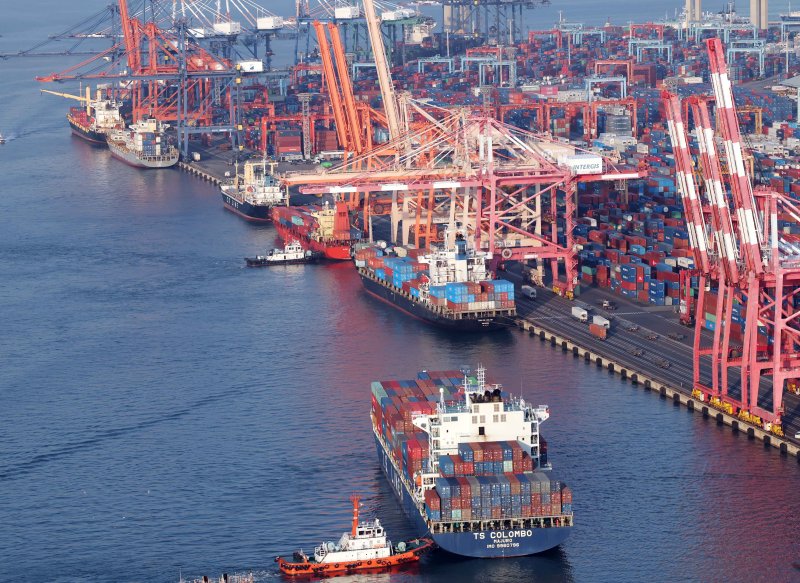 부산 남구 감만부두에 컨테어선이 접안하고 있다(기사 본문 내용과는무관). 뉴시스