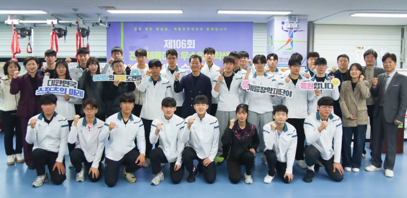 이승찬 계룡장학재단 이사장이 ‘제106회 전국체육대회 대전광역시 우수입상자들에게 장학금 수여 후 기념촬영을 하고 있다 . (계룡장학재단 제공. 재판매 및 DB금지) 2025.11.6/뉴스1 ⓒ News1 이동원 기자