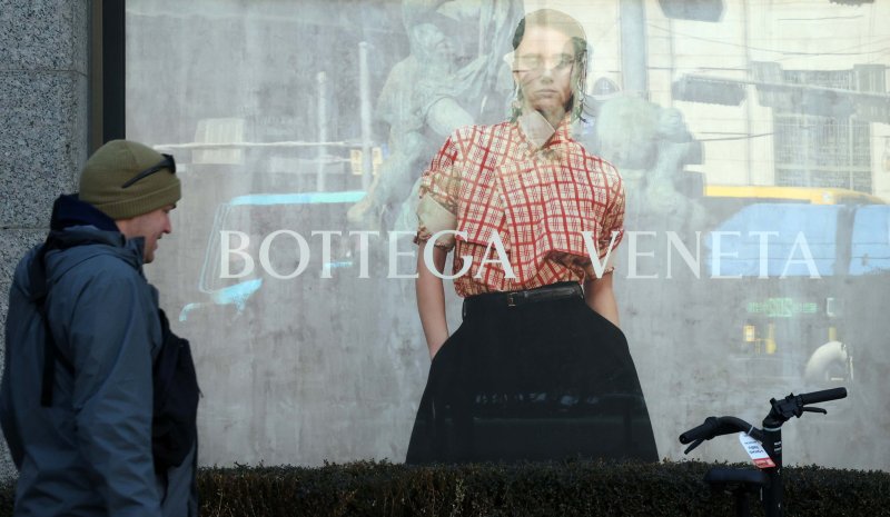 [서울=바카라사이트 추천] 고범준 기자 = 서울의 한 백화점 앞에 설치된 바카라사이트 추천 광고판. 2025.02.04. bjko@newsis.com