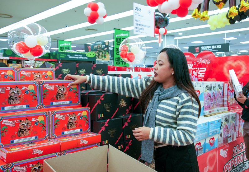 ‘바카라사이트 윈윈 에이전트 피' 활동에 참여한 한 외국인 참가자가 마트에 진열된 바카라사이트 윈윈를 배경으로 콘텐츠 촬영을 하고 있다. 롯데웰푸드 제공