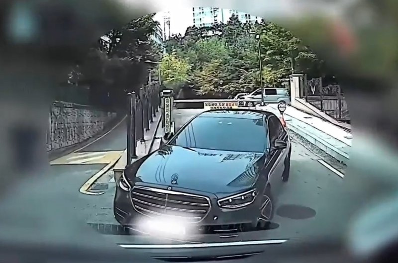 지난달 21일 서울 강남구에서 정차 명령을 무시한채 달아나던 상습 사기범 A 씨가 몰던 차량이 순찰차에 가로막혔다. A 씨는 24명을 대상으로 41억 원 상당의 사기를 저지른 수배자인 것으로 드러났다.(서울경찰청 제공)