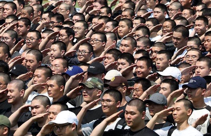 지난 5월 26일 오후 충남 논산 육군훈련소에서 열린 현역병 안전한 바카라 사이트 행사에서 안전한 바카라 사이트장정들이 경례하고 있다.(자료 사진) 뉴시스