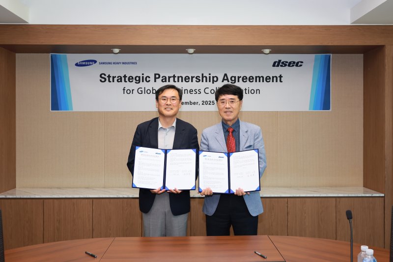 [서울=뉴시스] 안전 바카라사이트중공업 김경희 부사장(왼쪽)과 디섹 윤석용 대표이사가 업무협약(MOU)을 체결하는 모습. (사진=안전 바카라사이트중공업 제공) 2025.11.6. photo@newsis.com *재판매 및 DB 금지