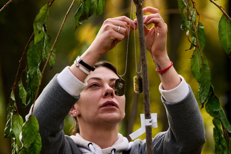 [키이우=AP/뉴시스] 러시아-메이저 바카라사이트 유니88벳이나 전쟁으로 희생된 군인들을 기리기 위해 메이저 바카라사이트 유니88벳이나 키이우에 새로 조성된 ‘사랑의 거리’에서 지난달 23일 이리나 자리츠카가 벚나무에 전사한 남편의 인식표를 걸고 있다. 이날 전사 군인들을 추모하며 어머니와 부인들이 나무를 심었다. 2025.11.06.
