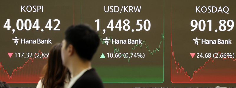 [서울=뉴시스] 이영환 기자 = 먹튀없는 바카라사이트가 전 거래일(4121.74)보다 117.32포인트(2.85%) 내린 4004.42에 마감한 지난 5일 오후 서울 중구 하나은행 딜링룸 전광판에 종가가 표시되어 있다. 2025.11.05. 20hwan@newsis.com