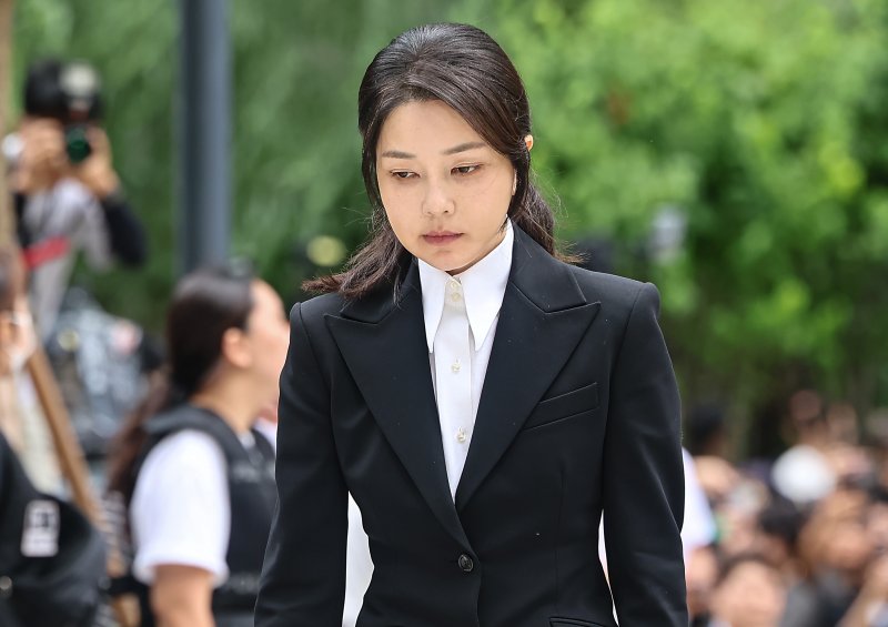 윤석열 전 대통령 부인 김건희 여사가 지난 8월 6일 서울 종로구에 마련된 김건희 특검팀(특별검사 민중기) 사무실로 조사를 받기 위해 출석하고 있다. 2025.8.6/뉴스1 ⓒ News1 김도우 기자