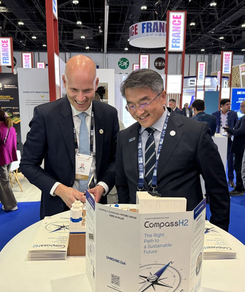 컴퍼스H2-P 론칭 현장에서 대화 나누는 바카라사이트 소닉E&A 남궁 홍 사장과 넬 호콘 볼달(Håkon Volldal) 사장. 바카라사이트 소닉E&A 제공