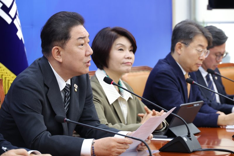 더불어민주당 김병기 원내대표가 6일 서울 여의도 국회에서 열린 정책조정회의에서 발언하고 있다. 연합뉴스