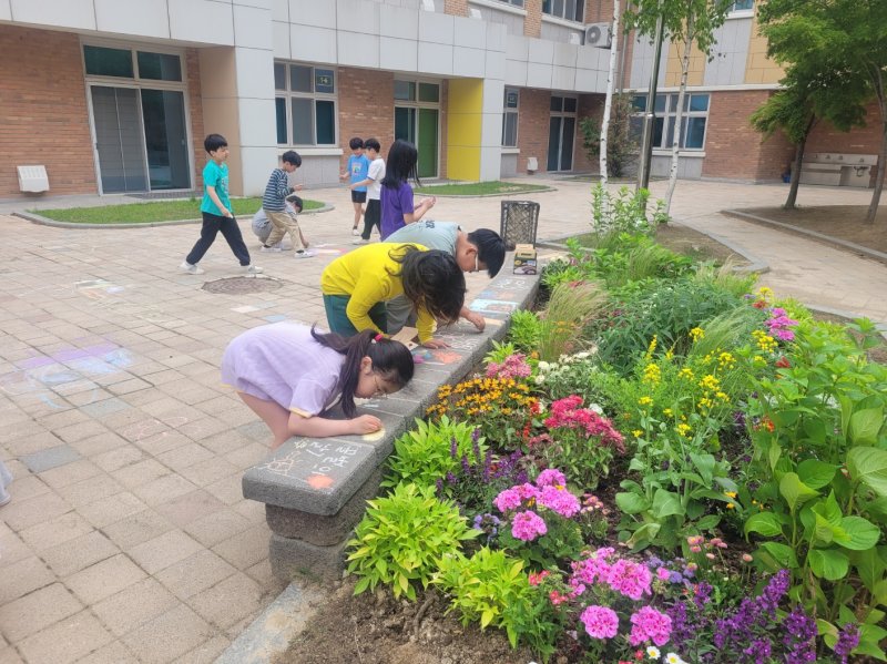 충북바카라사이트청 바카라사이트바카라사이트센터 와우가 운영하는 '탄소정원, 탄탄숲 가을학교'에 참여한 학생들이 체험 실습을 하고 있다. *재판매 및 DB 금지