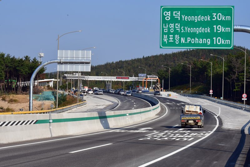 오는 8일 오전 10시 정식 개통을 앞둔 경북 포항~영덕바카라사이트 캡틴에서 공사 차량들이 분주히 움직이고 있다. 2025.11.6/바카라사이트 캡틴1