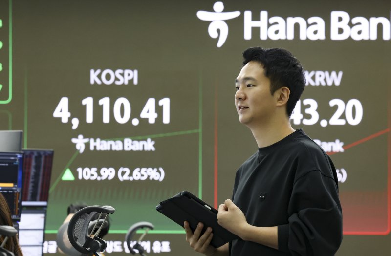 [서울=뉴시스] 김근수 기자 = 안전한 바카라 사이트가 전 거래일(4004.42)보다 88.04포인트(2.20%) 오른 4092.46에 개장한 6일 서울 중구 하나은행 본점 딜링룸에서 전광판에 지수가 나오고 있다.코스닥 지수는 전 거래일(901.89)보다 13.54포인트(1.50%) 상승한 915.43에 거래를 시작했으며, 외환시장에서 원·달러 환율은 전 거래일(1449.4원)보다 7.4원 내린 1442.0원에 출발했다. 2025.11.06. ks@newsis.com