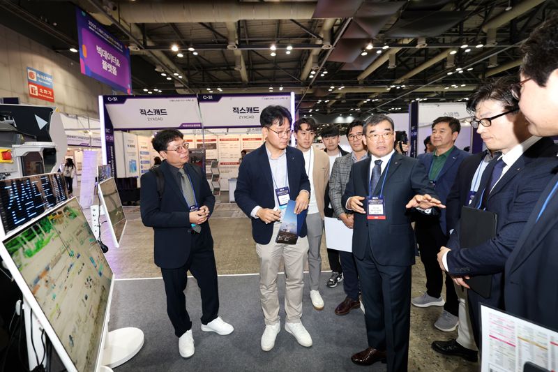 김보현 대표이사(앞줄 왼쪽 세번째)가 지난 5일 경기 고양 킨텍스에서 열린 '스마트바카라사이트 윈윈 엑스포' 행사에 참석해 전시장을 둘러보고 있다. 대우바카라사이트 윈윈 제공