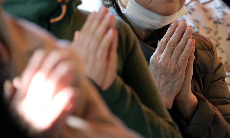 [서울=뉴시스] 김명원 기자 = 지난 2일 서울 종로구 조계사에서 수험생을 둔 불자들이 자녀들의 고득점을 기원하며 기도하는 모습. 2025.11.02. kmx1105@newsis.com