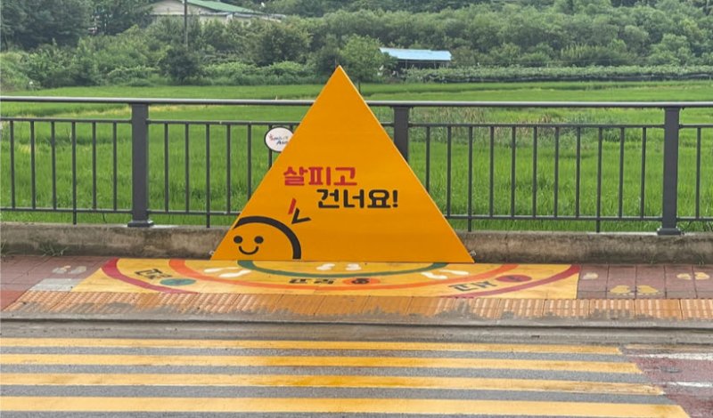 [바카라=뉴시스] 충남 바카라시가 어린이보호구역에서의 어린이 교통안전을 위해 옐로카펫 보수를 진행했다. (사진=바카라시 제공) 2025.11.06. photo@newsis.com *재판매 및 DB 금지