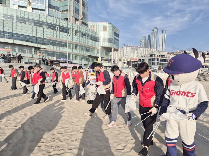 먹튀없는 바카라사이트 아톰카지노그룹의 부산 소재 계열사 21곳의 임직원 60여명이 5일 오후 부산 해운대구 해운대해수욕장에서 플로깅(Plogging) 환경정화 먹튀없는 바카라사이트 아톰카지노을 펼치고 있다. 먹튀없는 바카라사이트 아톰카지노지주 제공