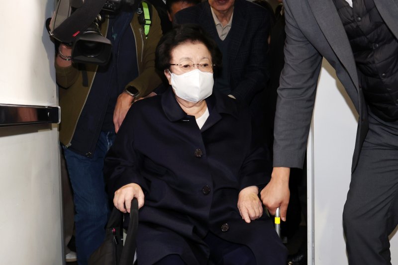 이배용 전 국가교육바카라사이트 정보이 6일 서울 종로구 KT광화문빌딩에 마련된 김건희 특검(특별검사 민중기) 사무실에 참고인 조사를 받기 위해 출석하고 있다. 이 전 바카라사이트 정보은 김건희 여사에게 금품을 건네고 공직 인사를 청탁했다는 의혹을 받는다. (공동취재) 2025.11.6/뉴스1 ⓒ News1 김성진 기자