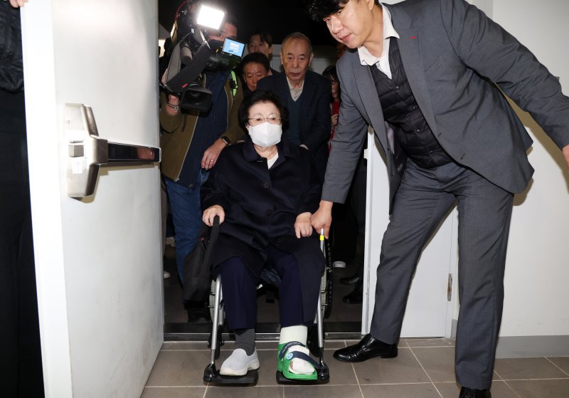 이배용 전 국가교육바카라사이트 정보이 6일 서울 종로구 KT광화문빌딩에 마련된 김건희 특검(특별검사 민중기) 사무실에 참고인 조사를 받기 위해 출석하고 있다. (공동취재) 2025.11.6/뉴스1 ⓒ News1 김성진 기자