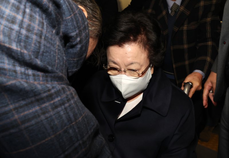 이배용 전 국가교육바카라사이트 정보이 6일 서울 종로구 KT광화문빌딩에 마련된 김건희 특검(특별검사 민중기) 사무실에 참고인 조사를 받기 위해 출석하고 있다. 2025.11.6/뉴스1 ⓒ News1 김성진 기자