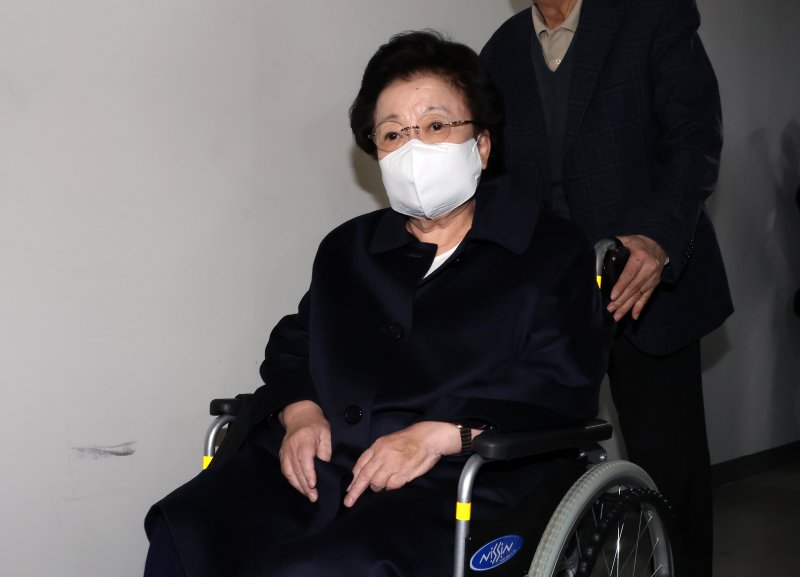 이배용 전 국가교육바카라사이트 정보이 6일 서울 종로구 KT광화문빌딩에 마련된 김건희 특검(특별검사 민중기) 사무실에 참고인 조사를 받기 위해 출석하고 있다. 2025.11.6/뉴스1 ⓒ News1 김성진 기자